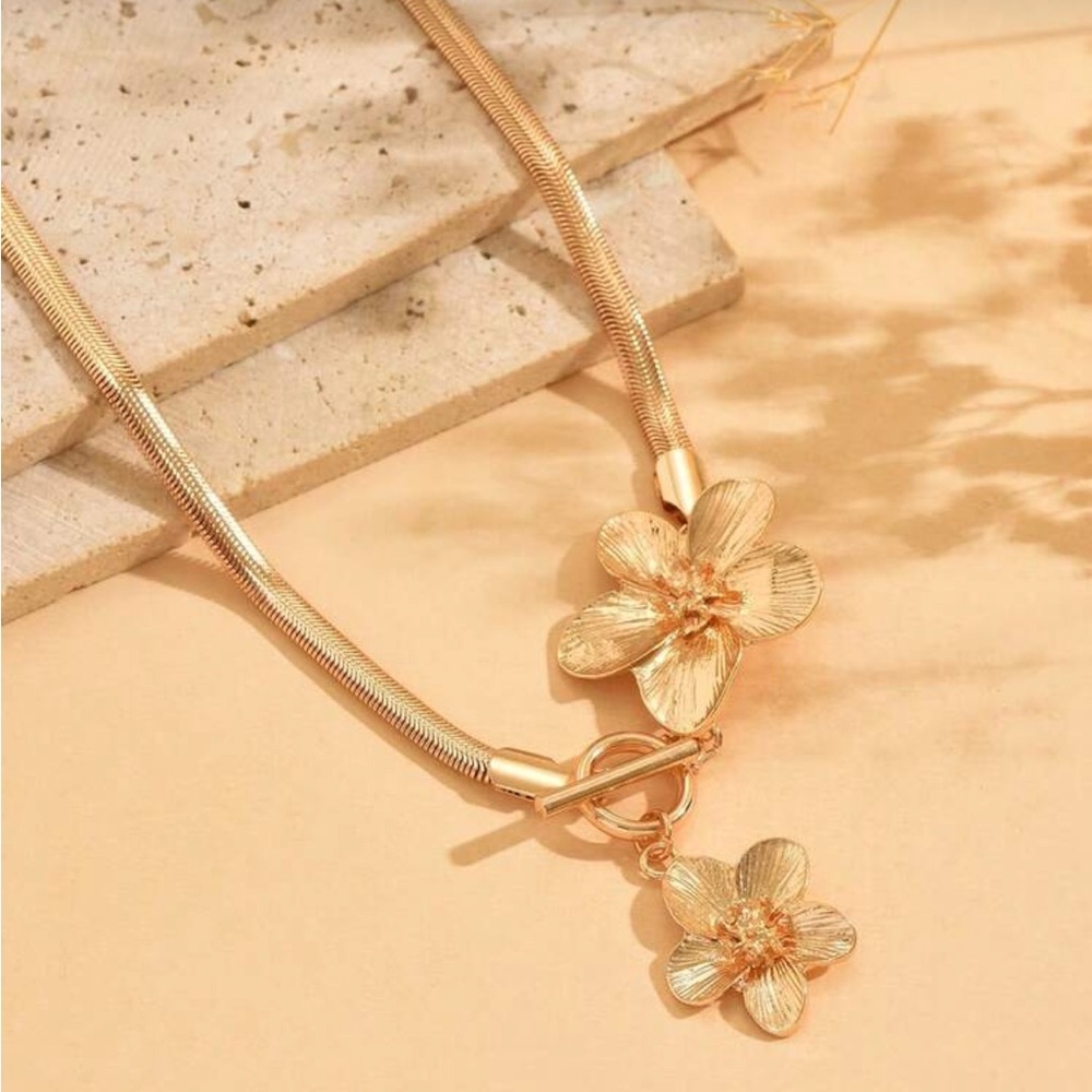 Elegant Gold Floral Necklace R156 - Picture 2 of 3